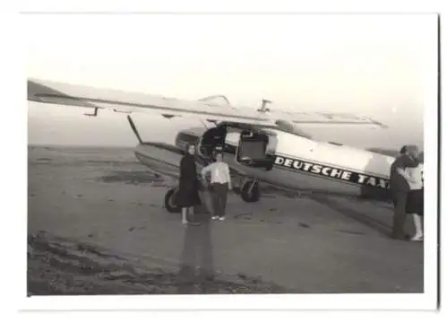 8 Fotografien Flugzeug Deutsche Taxiflug, Kennung D-IHOL, zweimotoriger Hochdecker