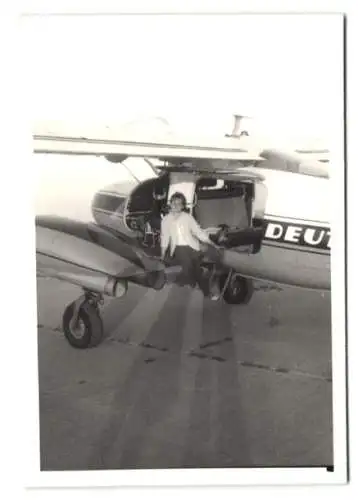 8 Fotografien Flugzeug Deutsche Taxiflug, Kennung D-IHOL, zweimotoriger Hochdecker