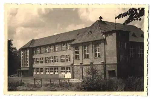 2 Fotografien unbekannter Fotograf, Ansicht Birkenwerder, Verein der Pestalozzi-Schule zum Tag des Lehrers 1956