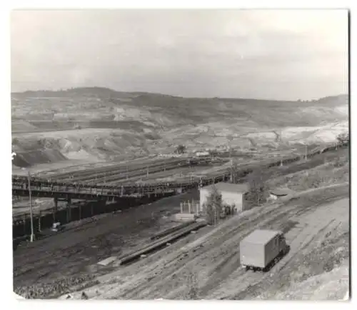 11 Fotografien unbekannter Fotograf, Ansicht Görlitz, Tagebau Berzdorf, Bergwerk, Abraumbagger, Förderanlagen u.a.