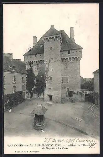 AK Varennes-sur-Allier-Montoldre, Interieur de l`Hospice de Gayette, La Cour