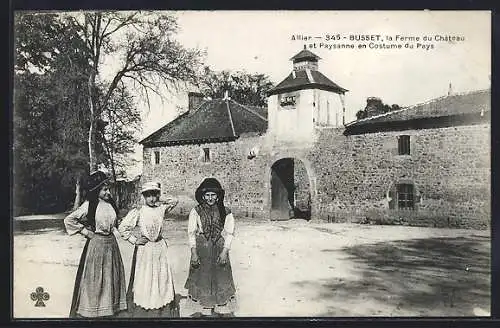 AK Busset /Allier, La Ferme du Chateau et Paysanne en Costume du Pays