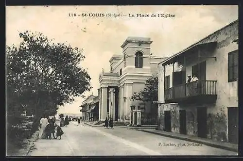 AK St. Louis, La Place de l'Eglise, Partie an der Kirche mit Passanten