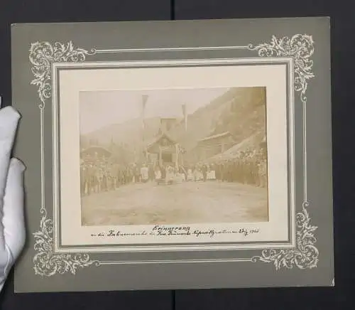 Fotografie unbekannter Fotograf, Ansicht Ausservillgraten, Fahnenweihe der freiwilligen Feuerwehr Ausservillgraten, 1925