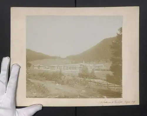 Fotografie unbekannter Fotograf, Ansicht Madonna di Campiglio, Blicka uf den Ort mit den Hotels, 1896