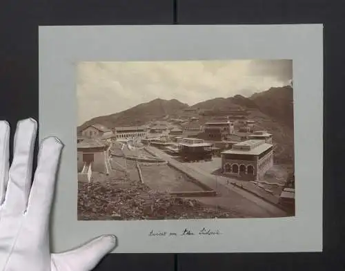 Fotografie unbekannter Fotograf, Ansicht Aden, Blick in den Ort von der Südseite aus