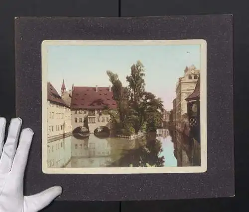 Fotografie unbekannter Fotograf, Ansicht Nürnberg, Blick nach dem Heiligen-Geist-Spital, Koloriert