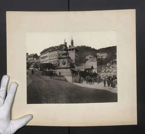 Fotografie unbekannter Fotograf, Ansicht Karlsbad, Marktplatz mit Denkmal und Hotels