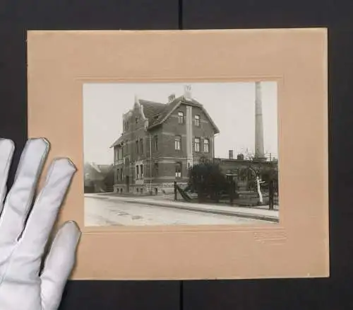 Fotografie E. Brogkhaus, Gardelegen, Ansicht Gardelegen, Blick auf ein altes Fabrikgebäude / Backsteingebäude