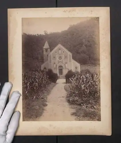 Fotografie unbekannter Fotograf, Ansicht Obermais, Blick zur Kirche St. Valentin mit Maisfeldern