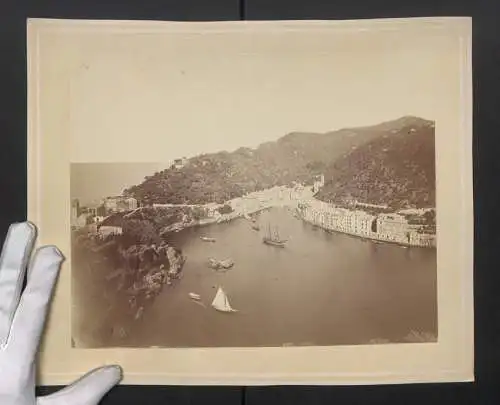 Fotografie Alfredo Noack, Genova, Ansicht Genua, Blick in die Bucht mit der Stadt, Segelschiff