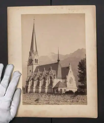 Fotografie unbekannter Fotograf, Ansicht Meran, Blick auf die Christuskirche mit Bergpanorama