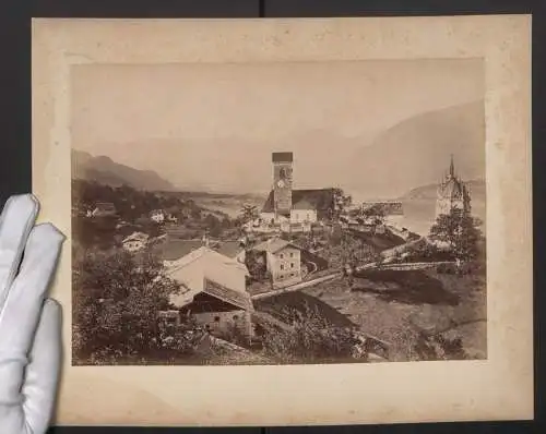 Fotografie unbekannter Fotograf, Ansicht Schenna, Blick über den Ort mit Kirche und Mausoleum