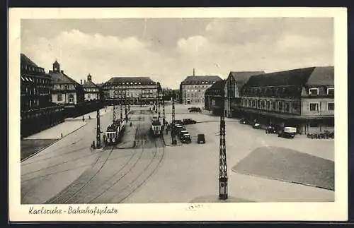 AK Karlsruhe, Bahnhofsplatz mit Strassenbahnen und Automobilen