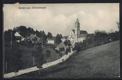 AK Dietramszell, Ortspartie mit Kirche und Weg