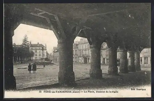 AK Fere-en-Tardenois, La Place, dessous de la Halle