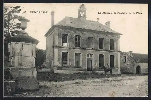 AK Vendresse, La Mairie et la Fontaine de la Place