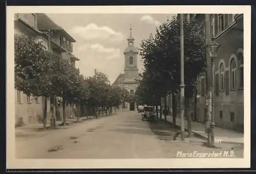 AK Maria Enzersdorf /N. D., Strassenpartie mit Blick zur Kirche