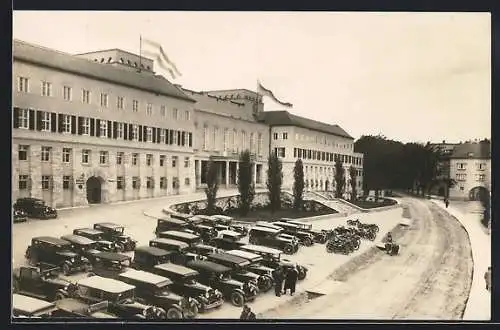 AK Eisenstadt /Burgld., Landesregierungsgebäude, davor parkende Autos