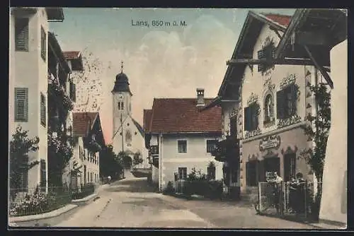 AK Lans, Strassenpartie mit Blick zur Kirche