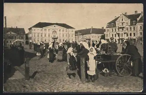 AK Mitau, Marktplatz mit Kurlandhotel und Stadtsparkasse, Marktszene