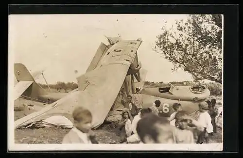 Foto-AK Abgestürztes Flugzeug mit Soldat und Kindern