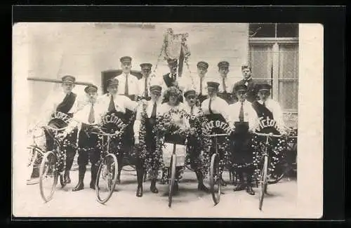 Foto-AK Köln, RC Victoria 1923, Radsportler in Uniform