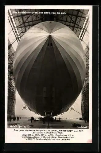 AK Das neue deutsche Zeppelin-Luftschiff L. Z. 129, Der Luftriese verlässt mit dem Heck voraus die Halle