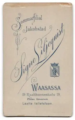 Fotografie S. Liljequist, Wasa, Rådhusgatan 19, Drei Mädchen in dunkler Kleidung mit natürlichem Hintergrund