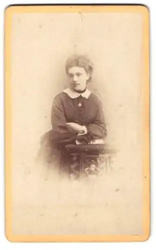 Fotografie A.C. Baudelaire, Strasbourg, 3 rue des Charpentiers, Junge Frau lehnt an dekorativer Säule