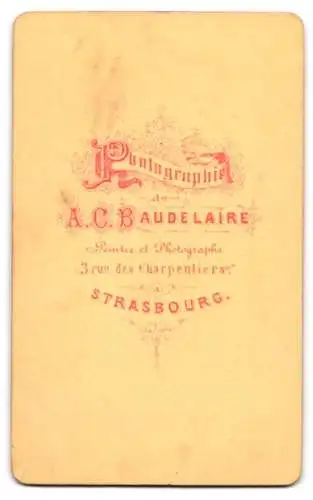 Fotografie A.C. Baudelaire, Strasbourg, 3 rue des Charpentiers, Junge Frau lehnt an dekorativer Säule