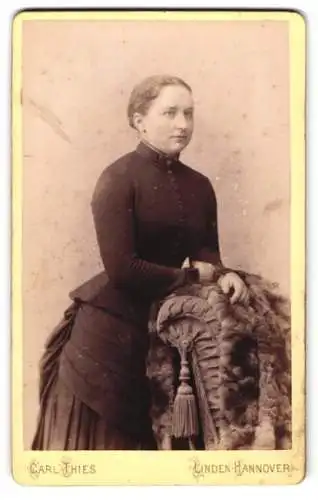 Fotografie Carl Thies, Linden-Hannover, Deisterstrasse 1, Frau im dunklen Kleid mit Pelzaccessoire.