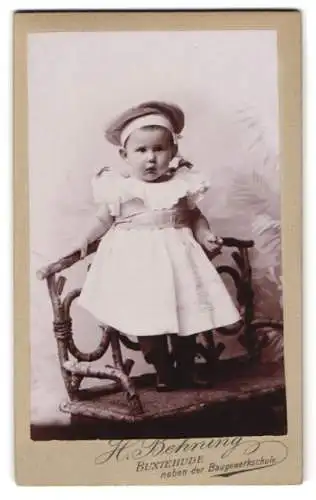 Fotografie H. Behning, Buxtehude, neben der Baugewerkschule, Kleinkind in weissem Kleid auf Stuhl