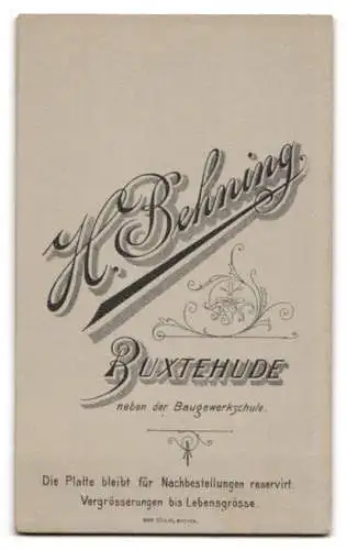 Fotografie H. Behning, Buxtehude, neben der Baugewerkschule, Kleinkind in weissem Kleid auf Stuhl