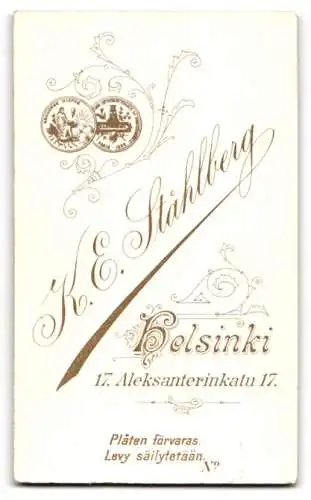 Fotografie K.E. Ståhlberg, Helsingfors, Alexandersgatan 17, Junges Mädchen in elegantem Kleid