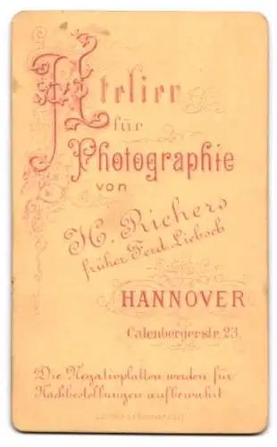 Fotografie H. Richers, Hannover, Calenbergerstr. 23, Porträt einer Frau mit Ohrringen und Schleifenbrosche