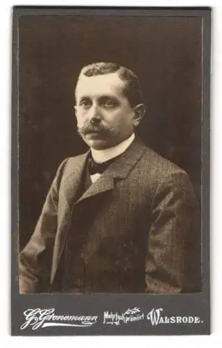 Fotografie G. Gronemann, Walsrode, Portrait eines Mannes im Anzug.