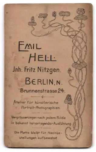 Fotografie Emil Hell, Berlin, Brunnenstr. 24, Kleinkind auf Pelzdecke sitzend