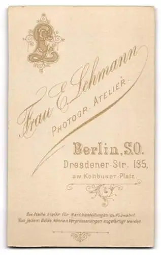 Fotografie Frau E. Lehmann, Berlin, Dresdener-Str. 135, Kleinkind auf weichem Fell sitzend