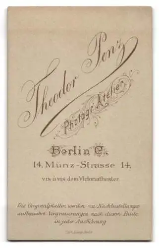 Fotografie Theodor Penz, Berlin, Münz-Strasse 14, Kleines Kind neben verziertem Tisch