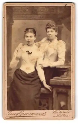 Fotografie Georg Gronemann, Walsrode, Hotel Stadt Hamburg, Zwei junge Frauen in eleganter Kleidung