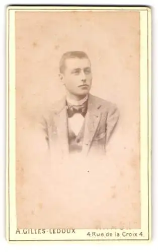 Fotografie A. Gilles-Ledoux, Namur, 4 Rue de la Croix, Portrait eines jungen Mannes im Anzug