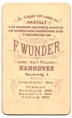 Fotografie F. Wunder, Hannover, Neuer Weg 4, Porträt eines jungen Mannes in Anzug