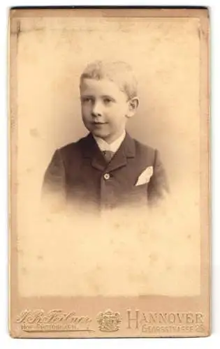 Fotografie Jean Baptiste Feilner, Hannover, Georgstrasse 25, Porträt eines Jungen im Anzug