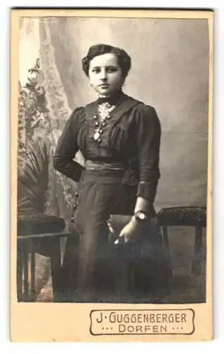 Fotografie Josef Guggenberger, Dorfen, Unterer Marktplatz, Junge Frau im eleganten Kleid