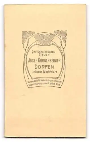 Fotografie Josef Guggenberger, Dorfen, Unterer Marktplatz, Junge Frau im eleganten Kleid