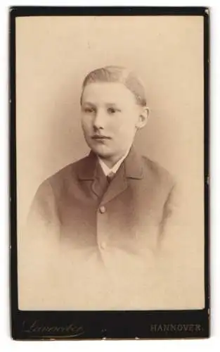 Fotografie G.W. Leineweber, Hannover, Georgstrasse 11, Porträt eines jungen Mannes in Anzug