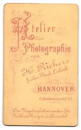 Fotografie H.C. Richers, Hannover, Calenbergerstr. 23, Dame in elegantem Kleid