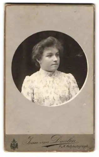 Fotografie Jean van Daalen, Aalen, Bahnhofstrasse, Portrait einer jungen Frau im weissen Kleid