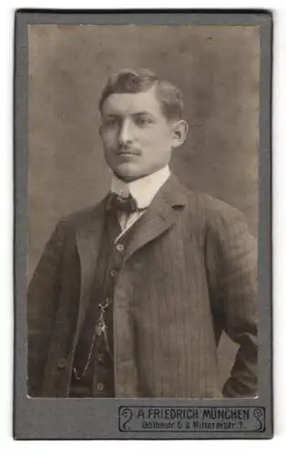 Fotografie A. Friedrich, München, Goethe Str. 6, Porträt eines eleganten jungen Mannes